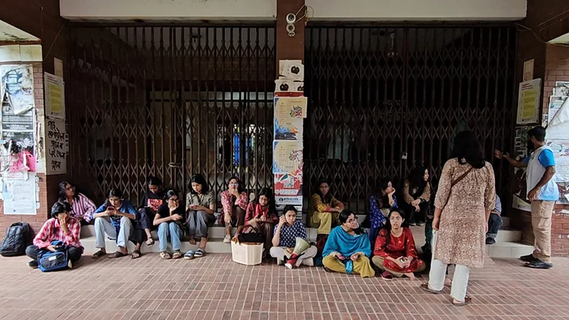 জাহাঙ্গীরনগরে ধর্ষণচেষ্টার প্রতিবাদে উত্তাল ক্যাম্পাস: এবার রেজিস্ট্রার ভবনে তালা শিক্ষার্থীদের