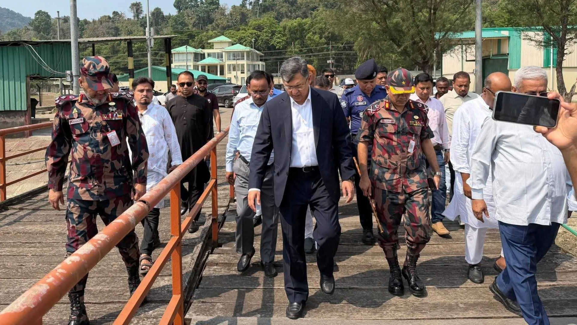 সীমান্ত বাণিজ্য চাঙা করতে টেকনাফ স্থলবন্দর পরিদর্শনে স্বরাষ্ট্রমন্ত্রী