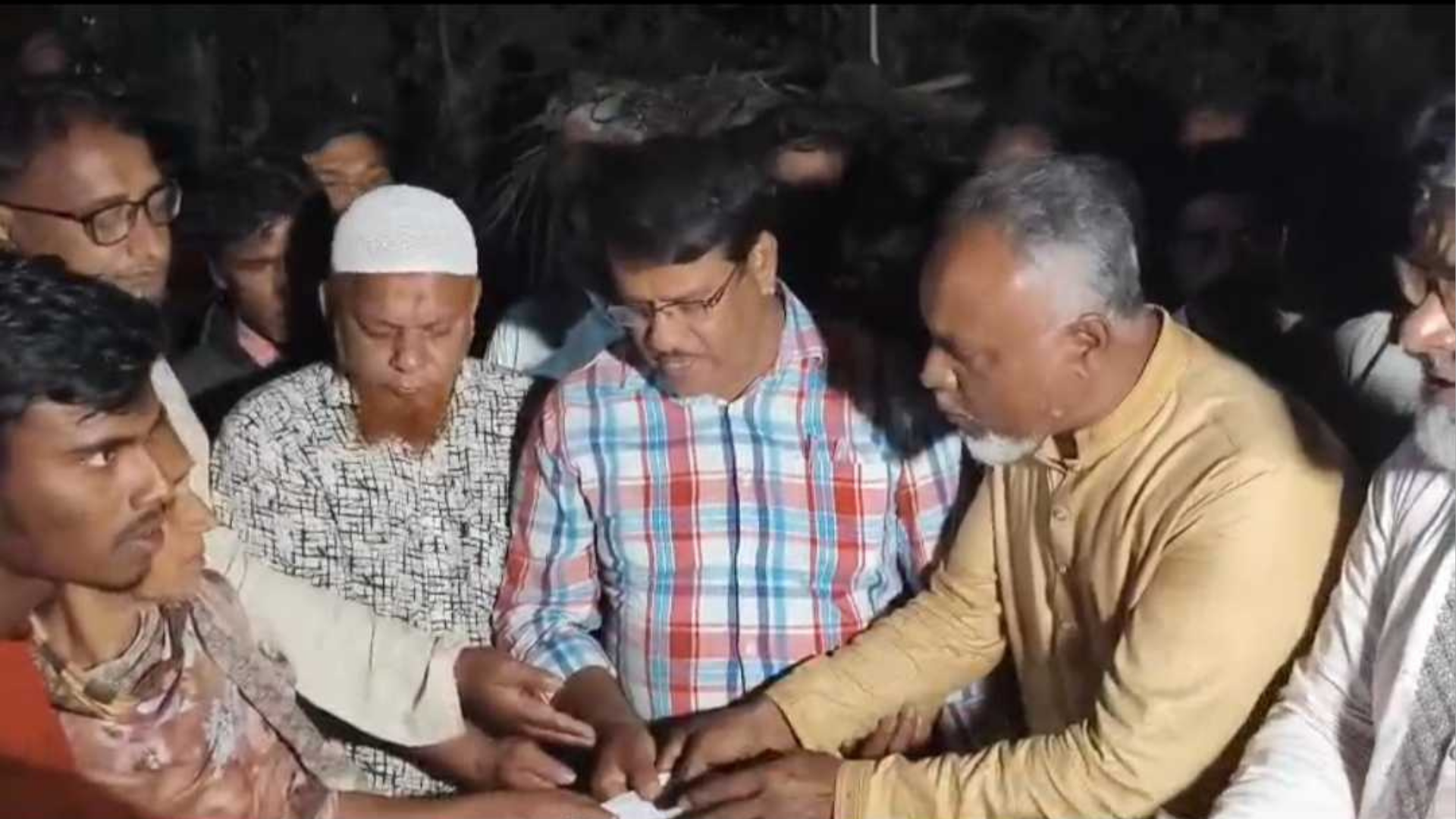 দাউদকান্দিতে ট্রাক উল্টে নিহত ৭ শ্রমিক: শোকাতপ্ত পরিবারগুলোর পাশে সমাজকল্যাণমন্ত্রী