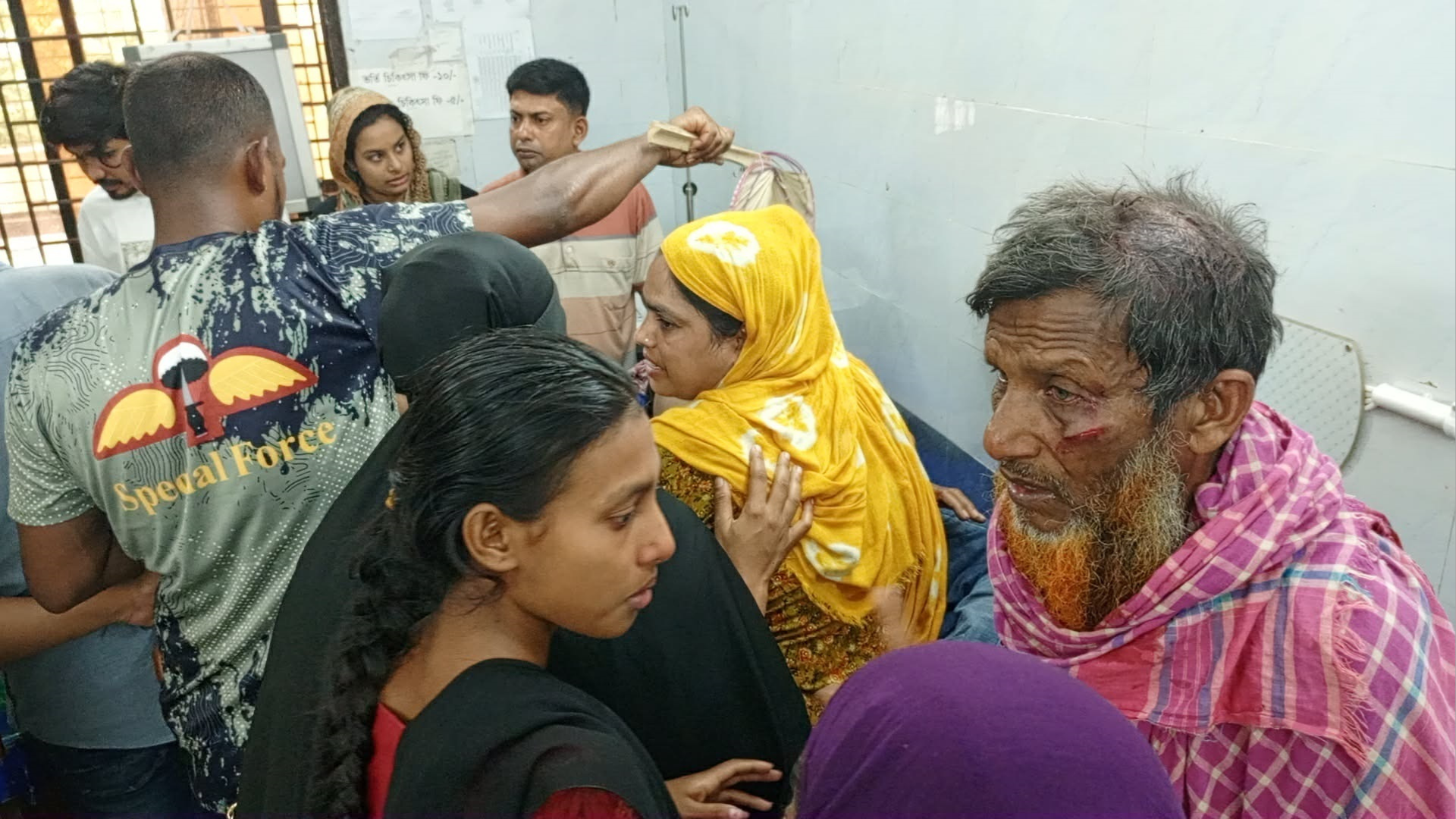 বাকিতে চা না দেওয়ায় শৈলকুপায় রক্তক্ষয়ী সংঘর্ষ, আহত ১০