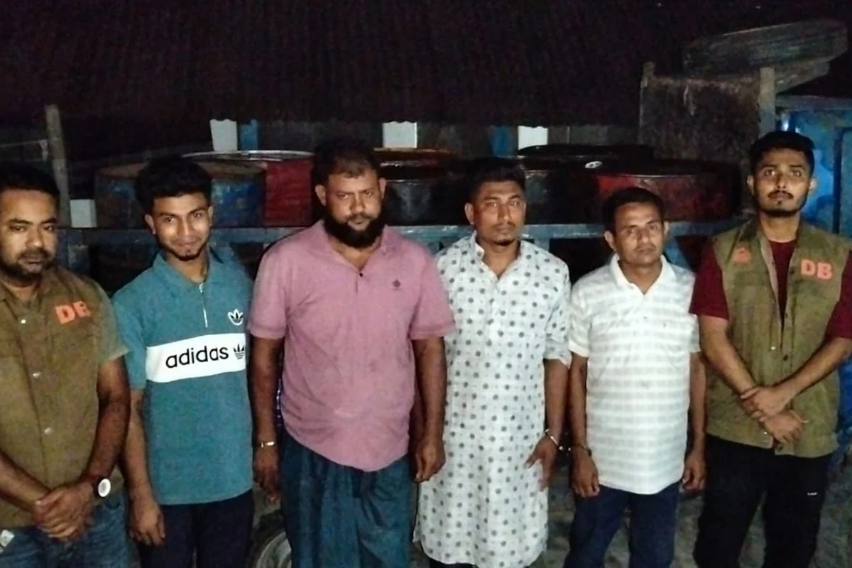 নোয়াখালীতে অবৈধভাবে মজুত করা ১৪০০ লিটার ডিজেল জব্দ, আটক ৪