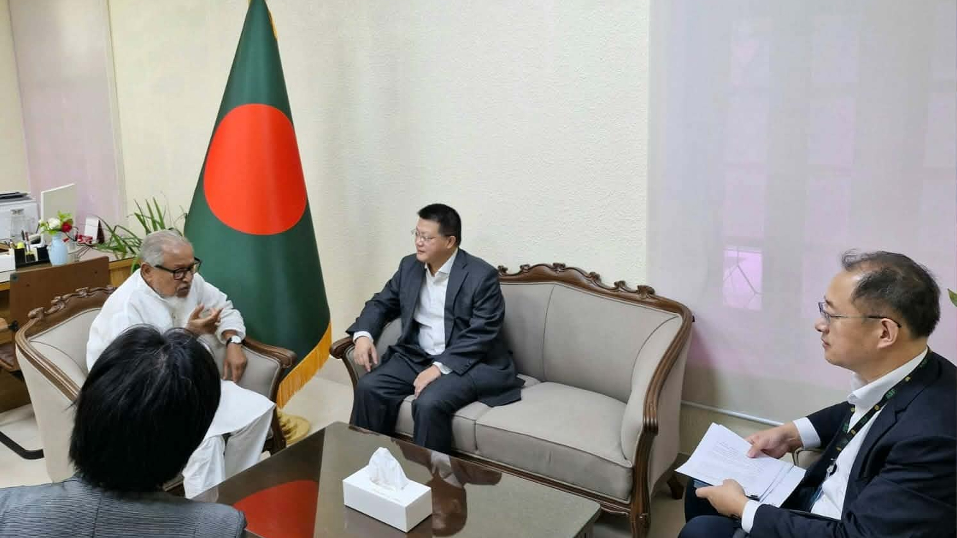 কৃষি ও শিক্ষা খাতের উন্নয়নে পাশে থাকবে চীন: প্রধানমন্ত্রীর উপদেষ্টার সঙ্গে রাষ্ট্রদূতের বৈঠক
