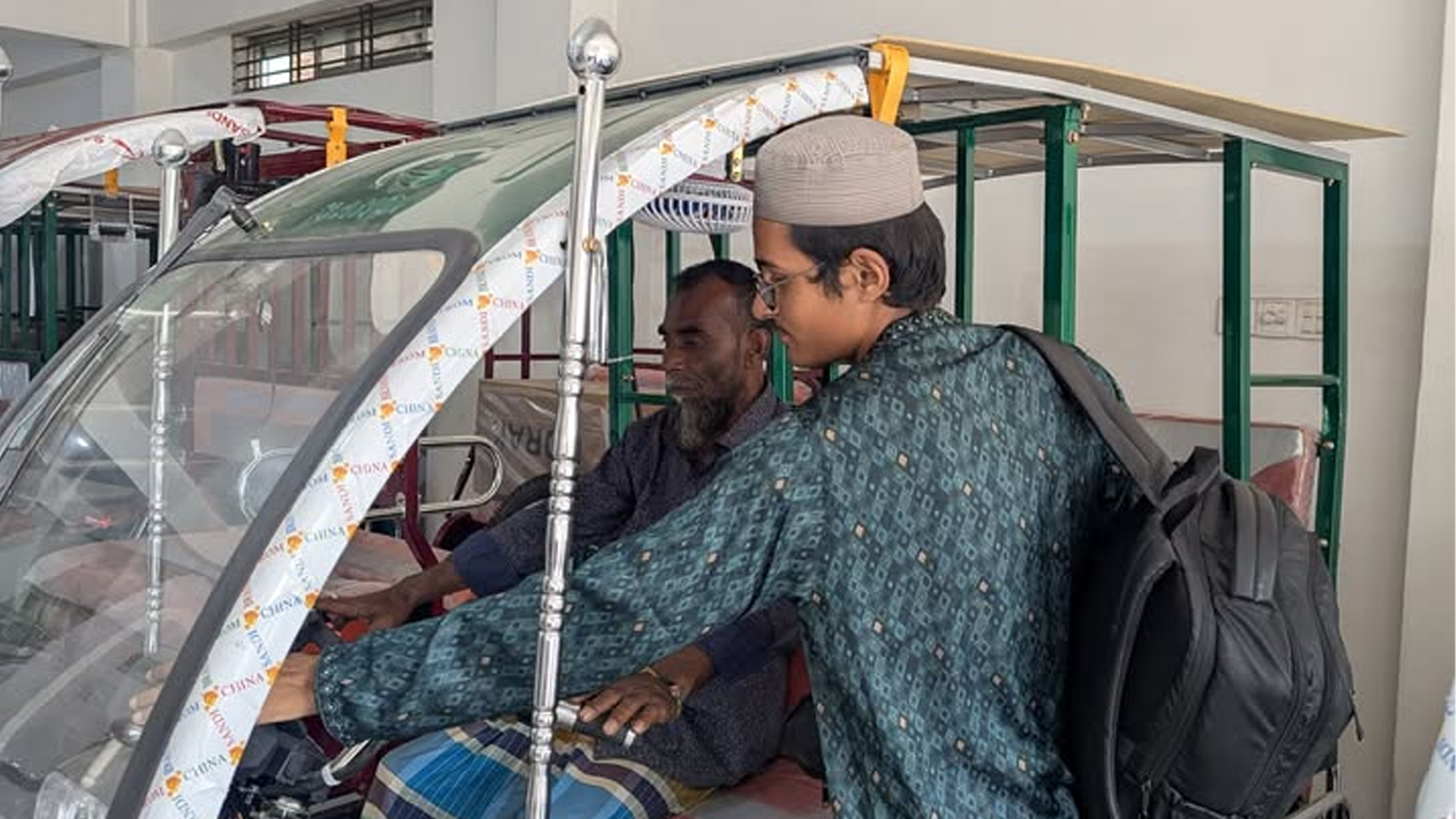 শহীদ হৃদয়ের পরিবারকে অটোরিকশা উপহার দিল সাধারণ আলেম সমাজ
