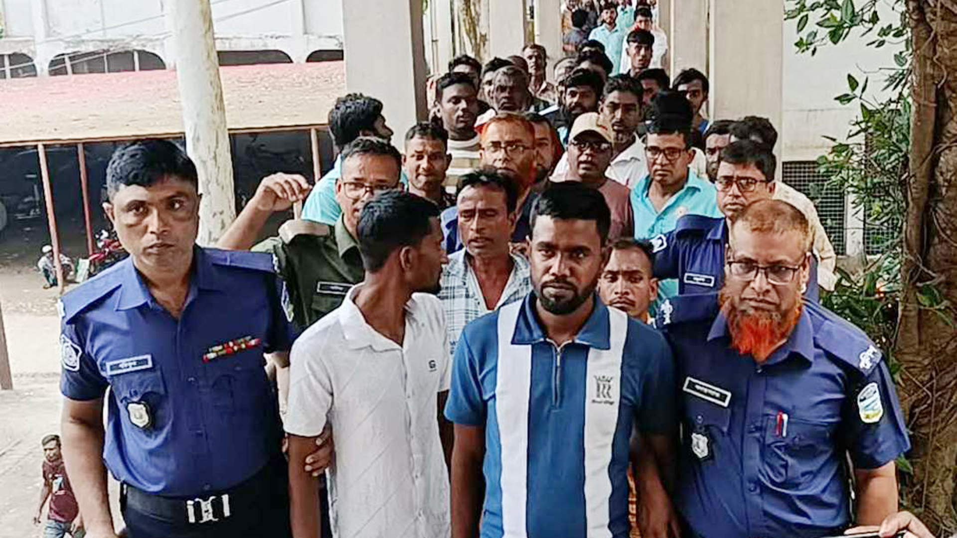 জামালপুরে চা বিক্রেতা নারীকে সংঘবদ্ধ ধর্ষণের দায়ে তিনজনের মৃত্যুদণ্ড