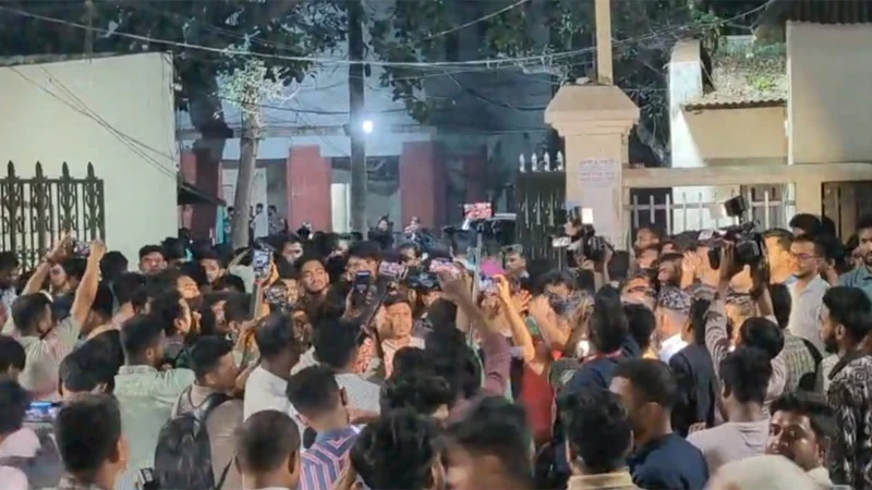 শাহবাগ থানায় ছাত্রদল ও শিবিরের পাল্টাপাল্টি ধাওয়া: ছবি বিকৃতি নিয়ে তুলকালাম
